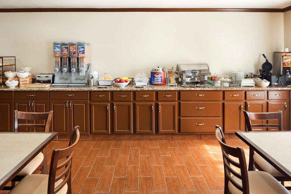 Country Inn & Suites By Radisson Grand Rapids Airport Mi 36/40