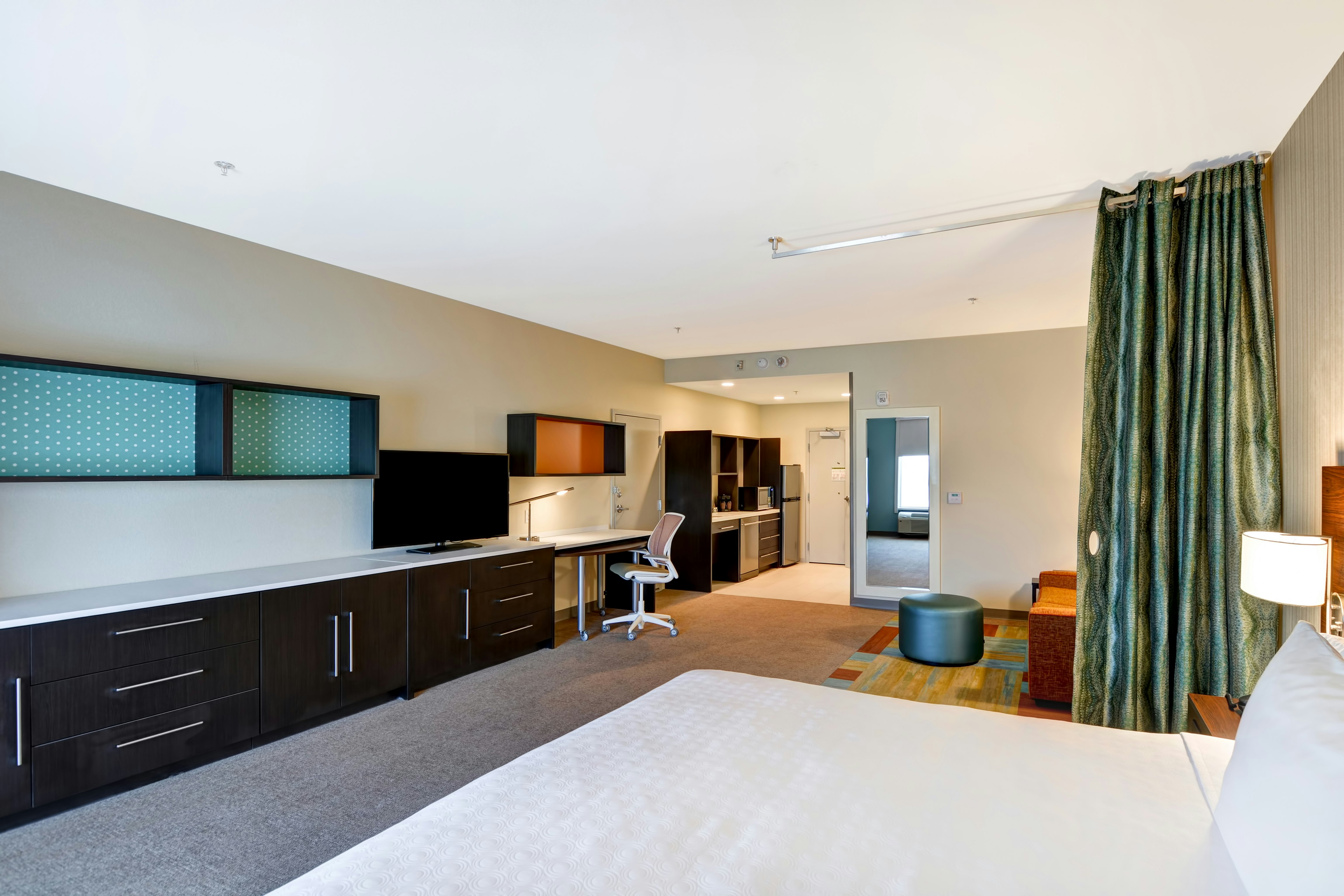 STUDIO, KING BED, ACCESSIBLE