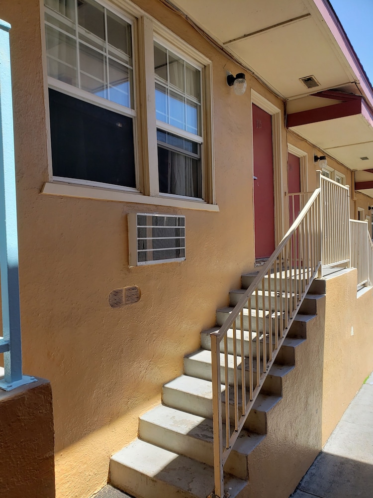 Aqua Breeze Inn 2/55