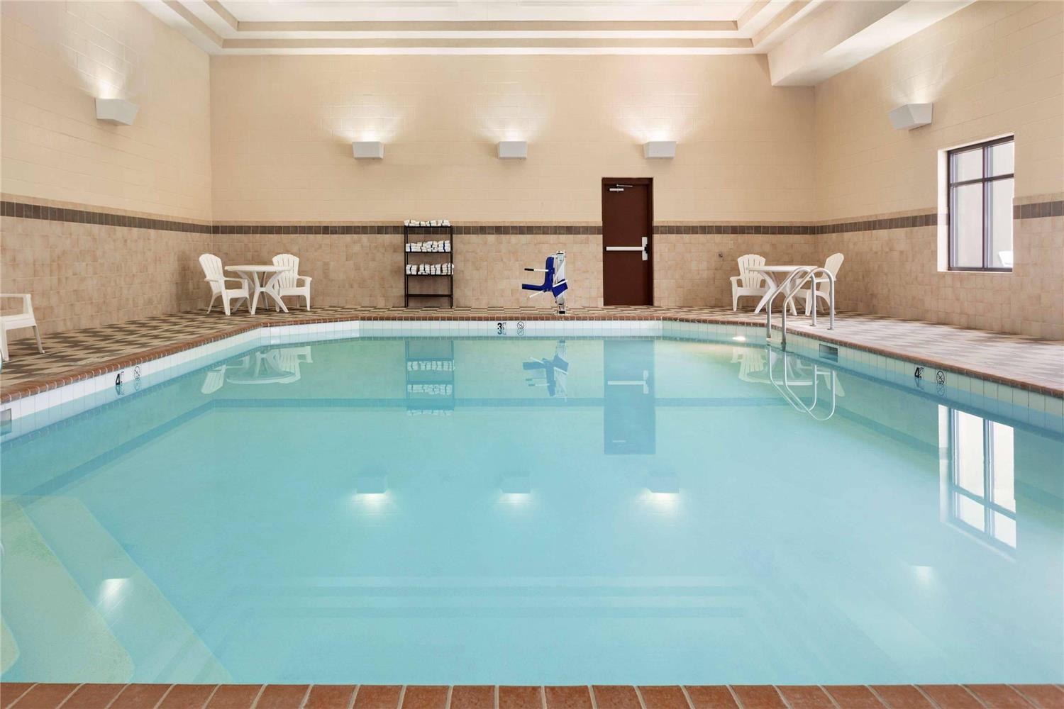 Country Inn & Suites by Radisson Lincoln North Hotel and Conference Center NE 12/22