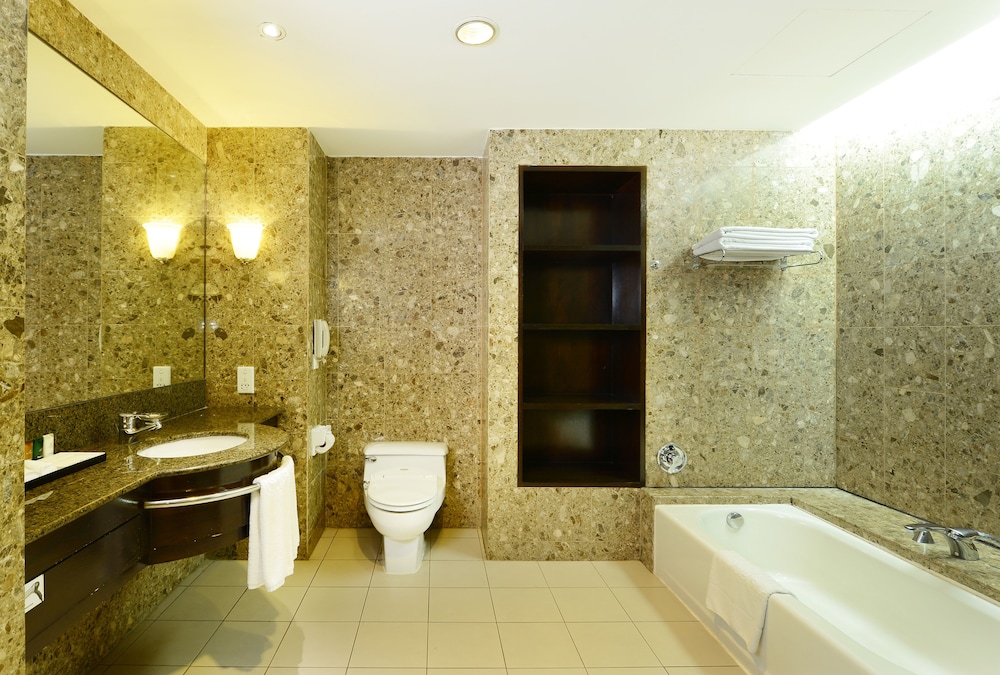 Pacific Regency Hotel Suites 44/70