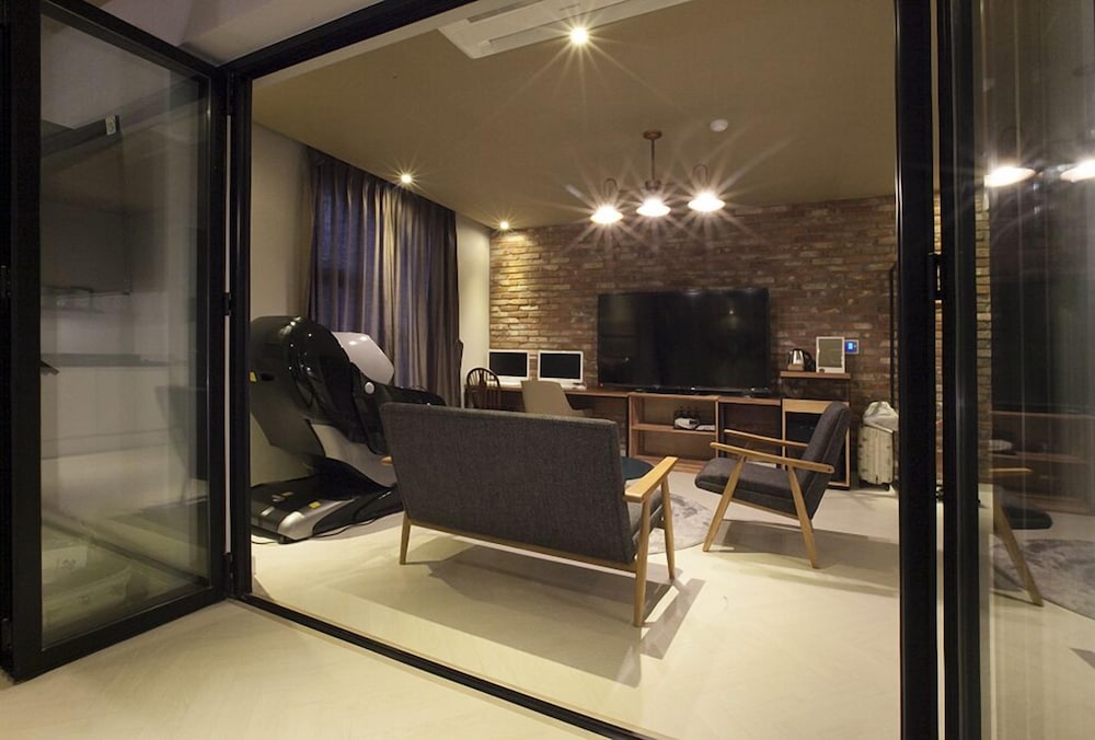 Brown Dot Hotel 33/39