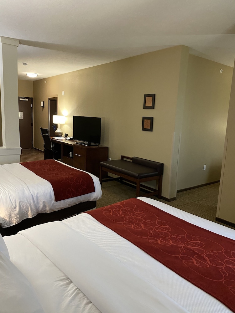 جناح بسرير كينج وسريرين كوين مع أريكة، Comfort Suites West Omaha, NE 2/10