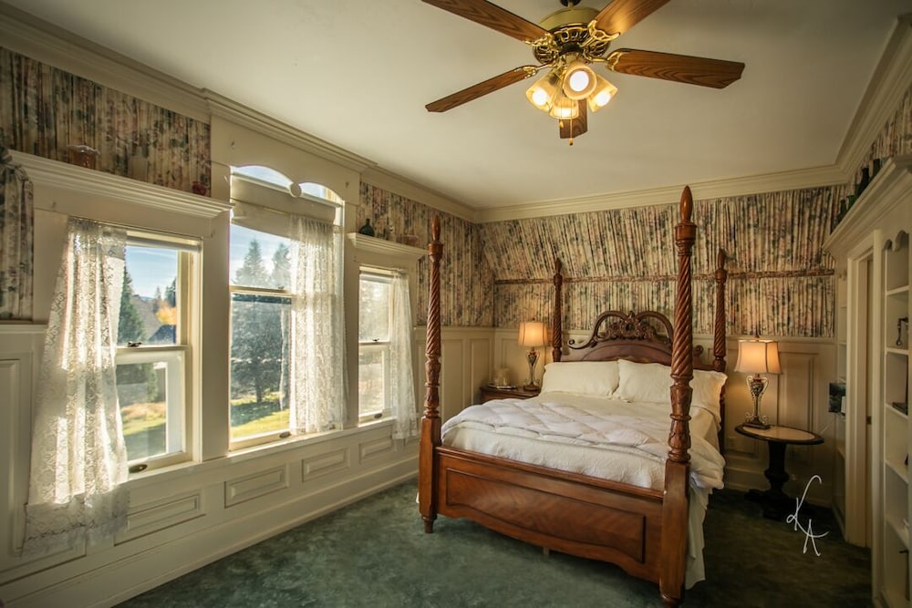 Waterfall, Queen Bed