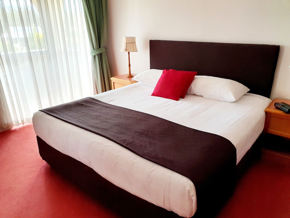 MCNEVIN'S WARWICK MOTEL 15/64