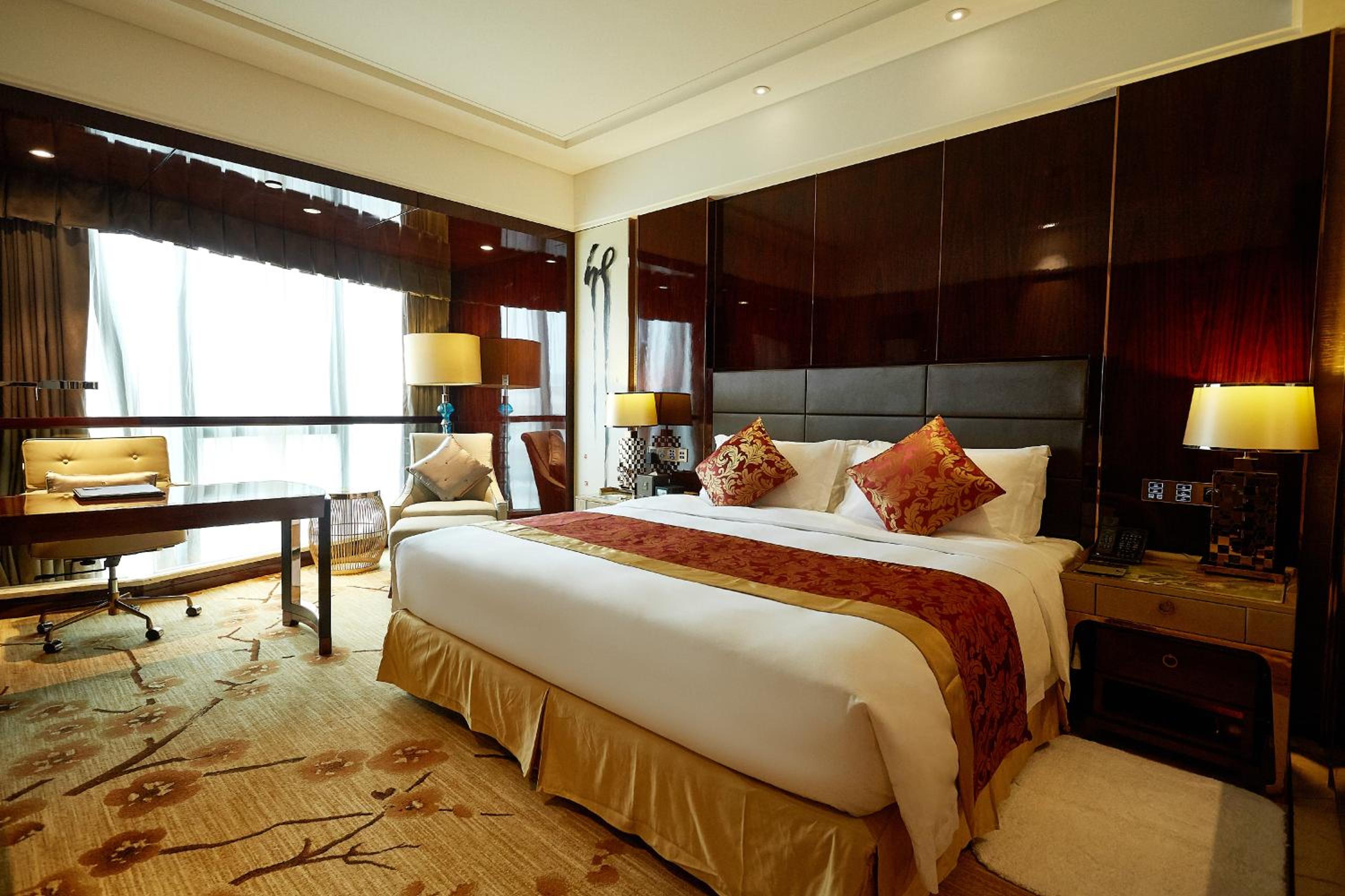 Superior, King Bed, Queen Bed