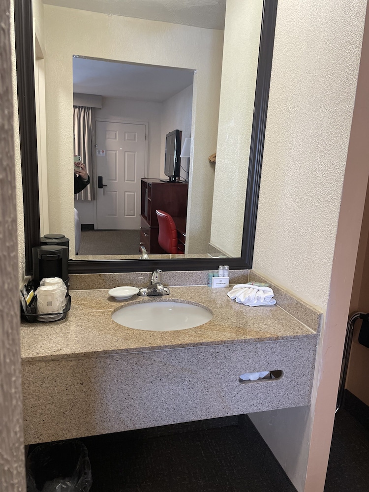 SureStay Plus by Best Western Woodbury Inn 19/35