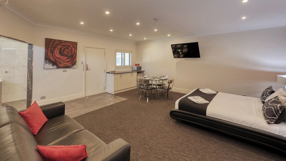 SILVER HAVEN MOTOR INN 28/41