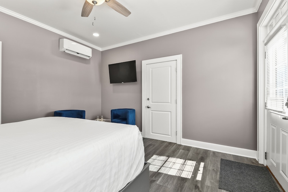 Deluxe, Queen Bed, Private Entrance