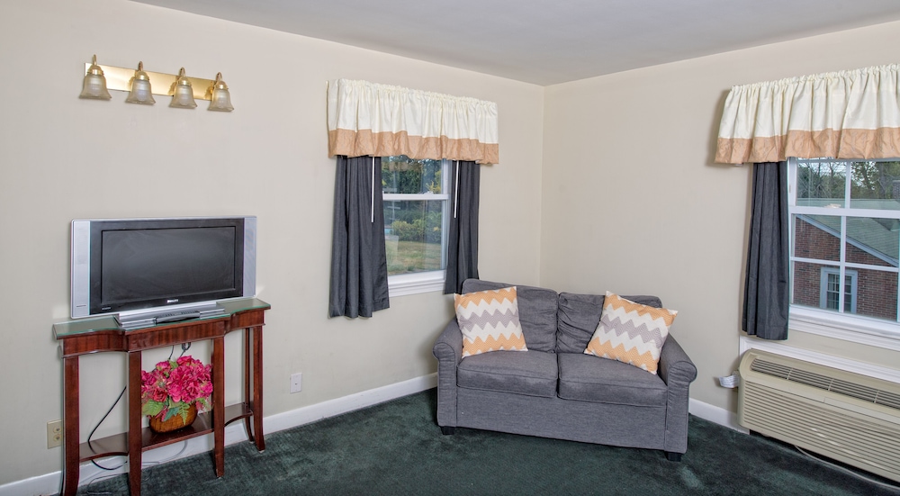 Colonial Inn Seekonk 46/58