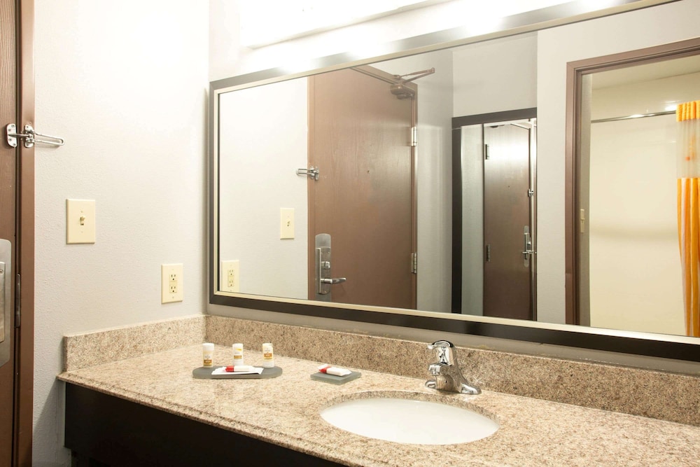 La Quinta Inn St Louis Hazelwood Airport North 13/59