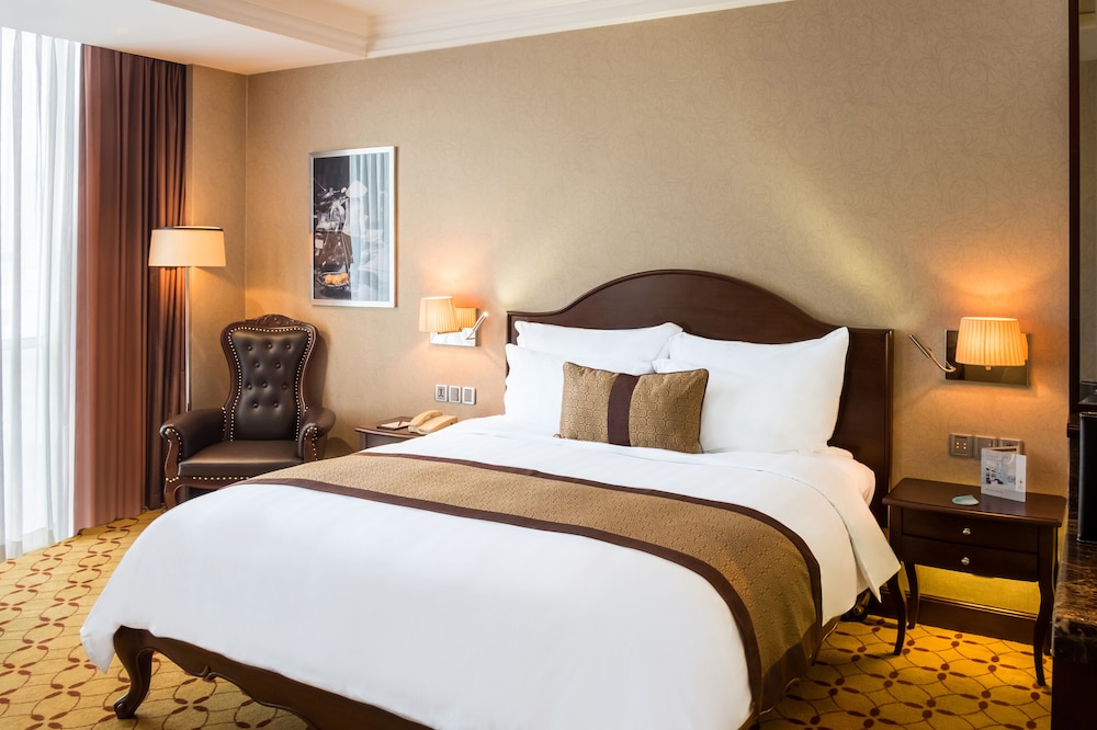 CLUB, DELUXE, DOUBLE OR TWIN BED