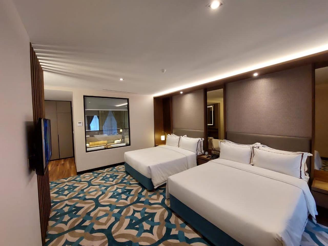 CHRISTEE SUITES 7/37