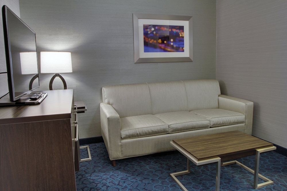 HOLIDAY INN EXPRESS SUITES SIDNEY 33/60