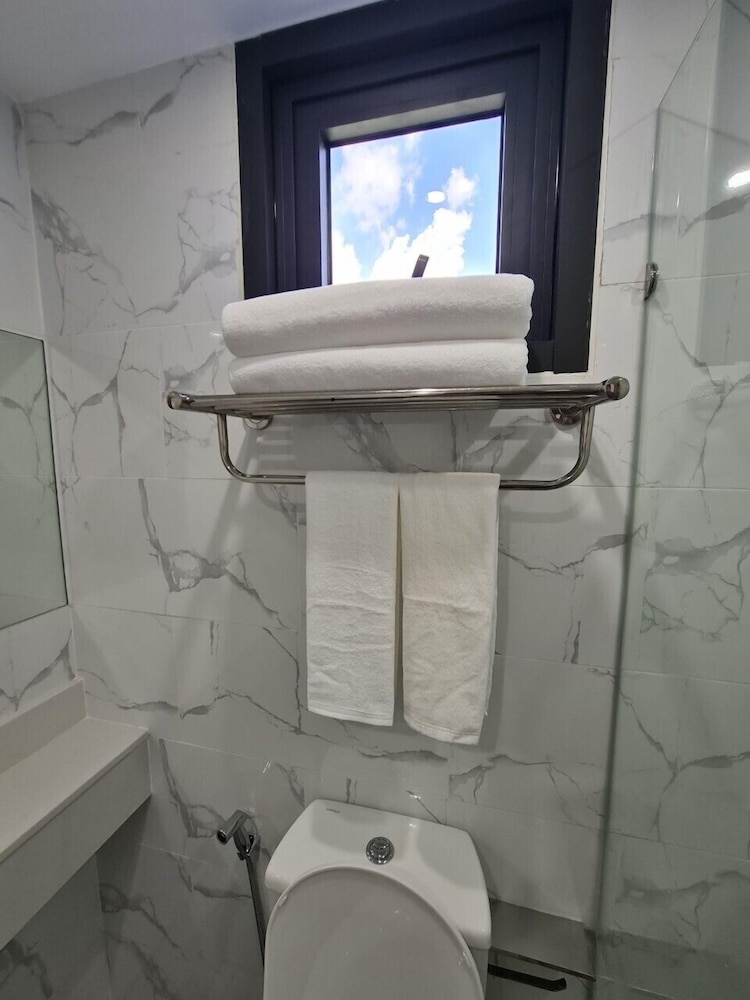 Thana Wisut Hotel 48/49