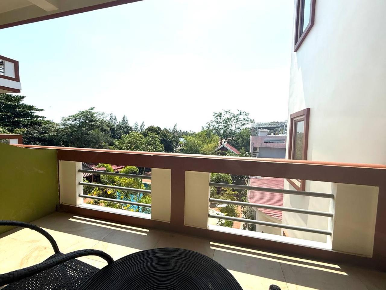 Two Moons Hotel 5/48
