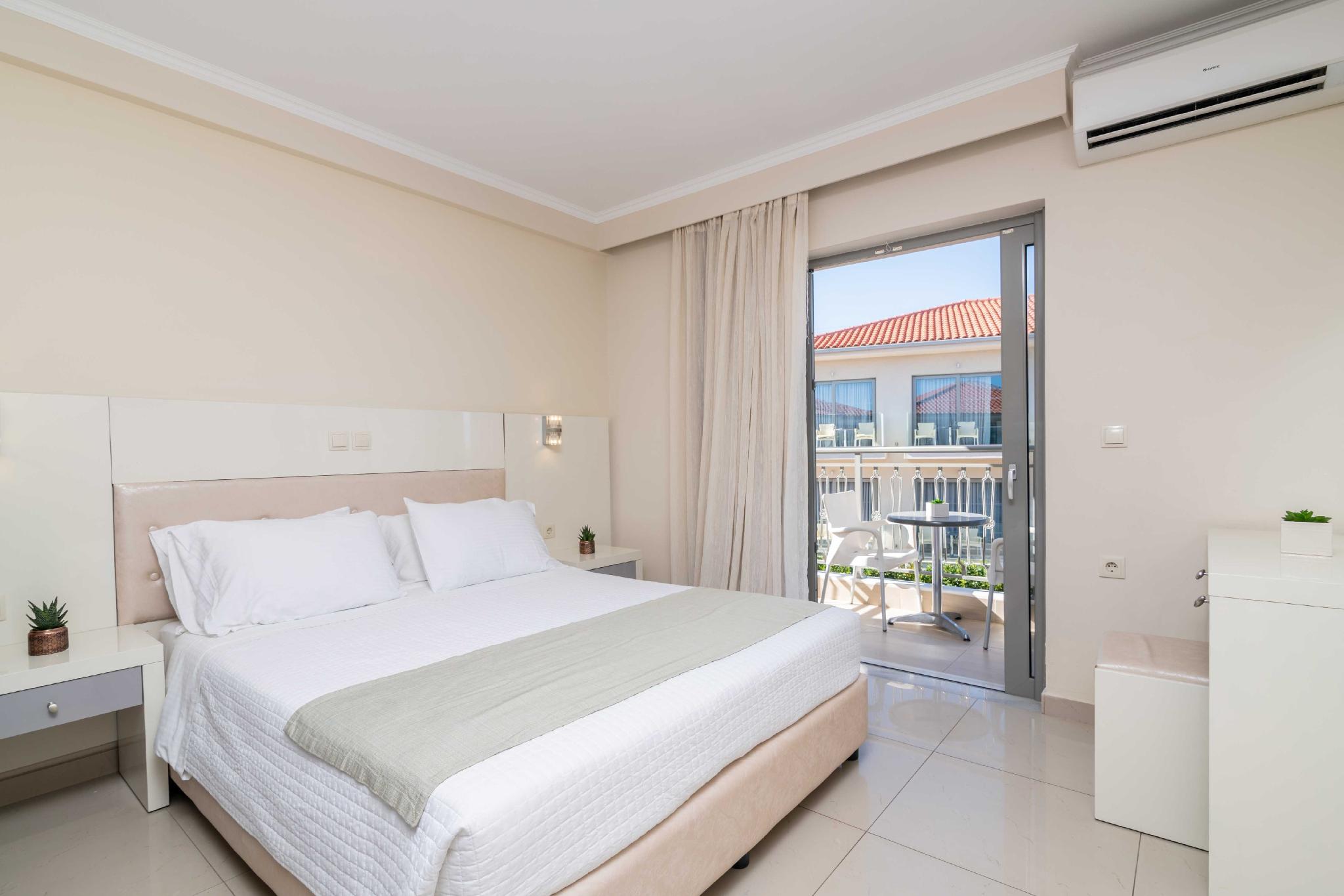 ROOM, DOUBLE OR TWIN BED, POOL VIEW