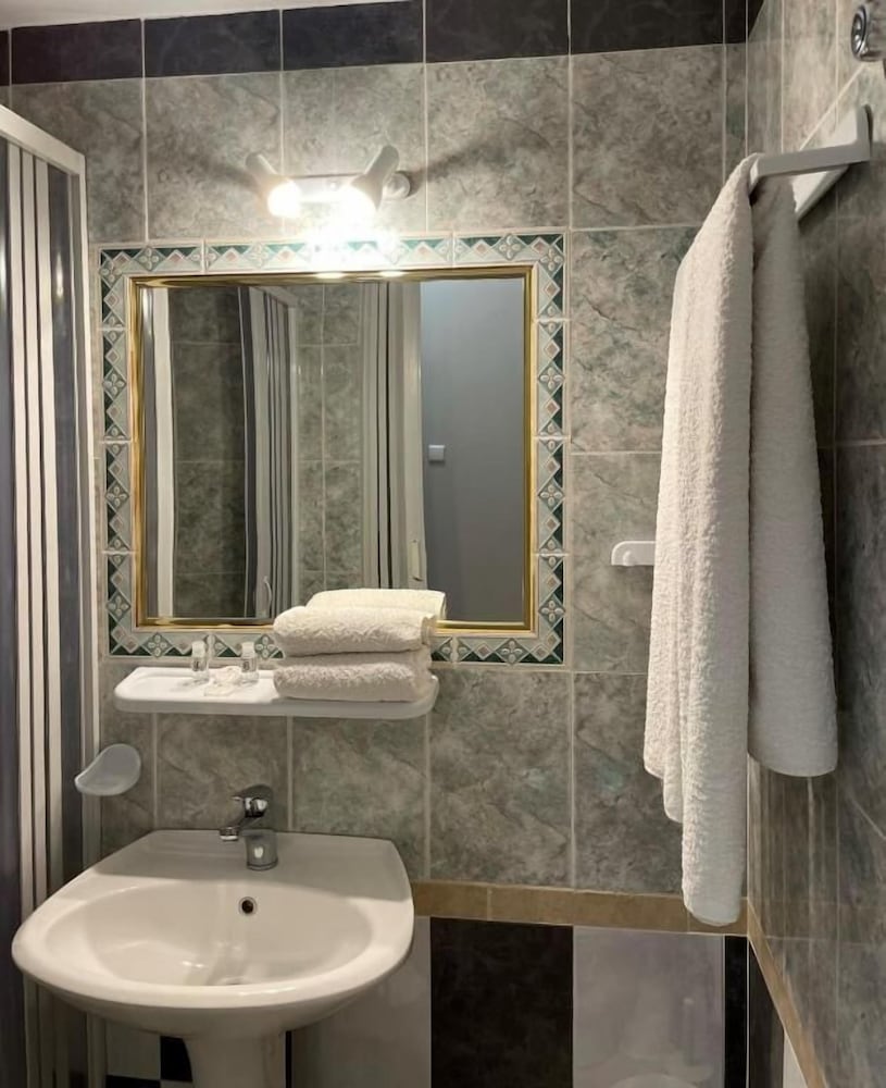 Marinos Rooms 45/50
