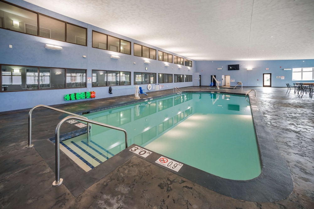 AmericInn by Wyndham Green Bay Near Stadium 25/38