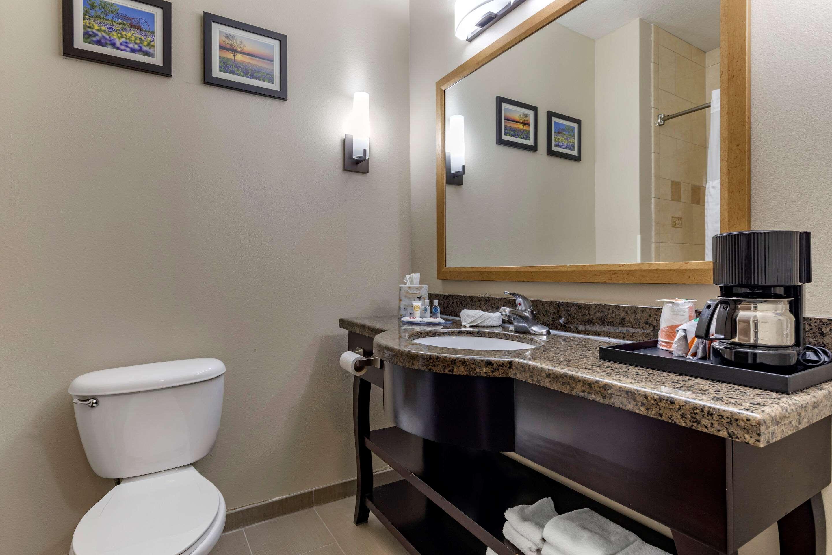 SUITE, KING BED