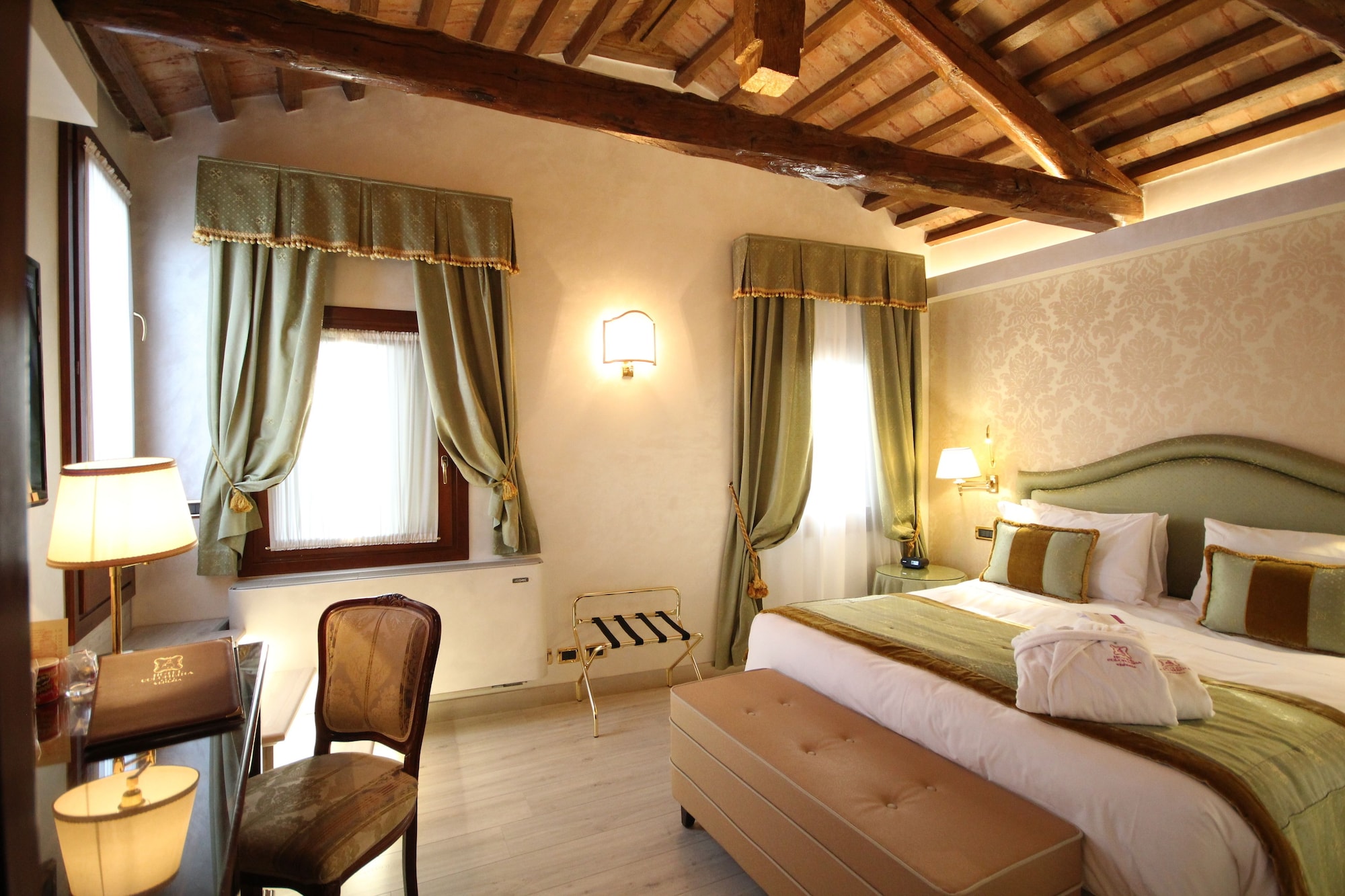 Junior Suite, Studio, Queen Bed, Canal View