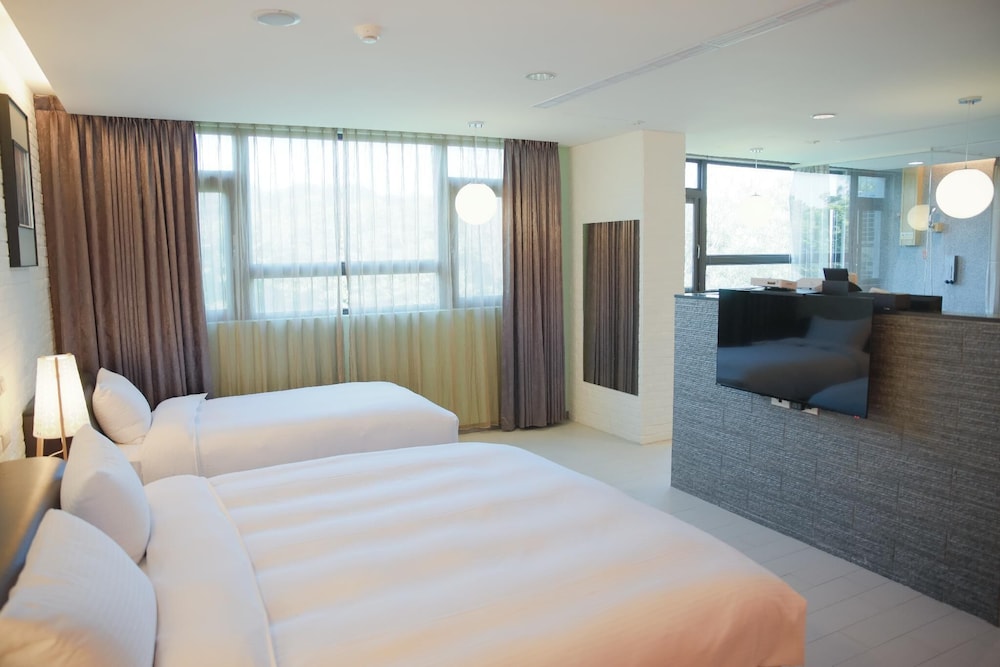 823-Tourist Hotel 33/64