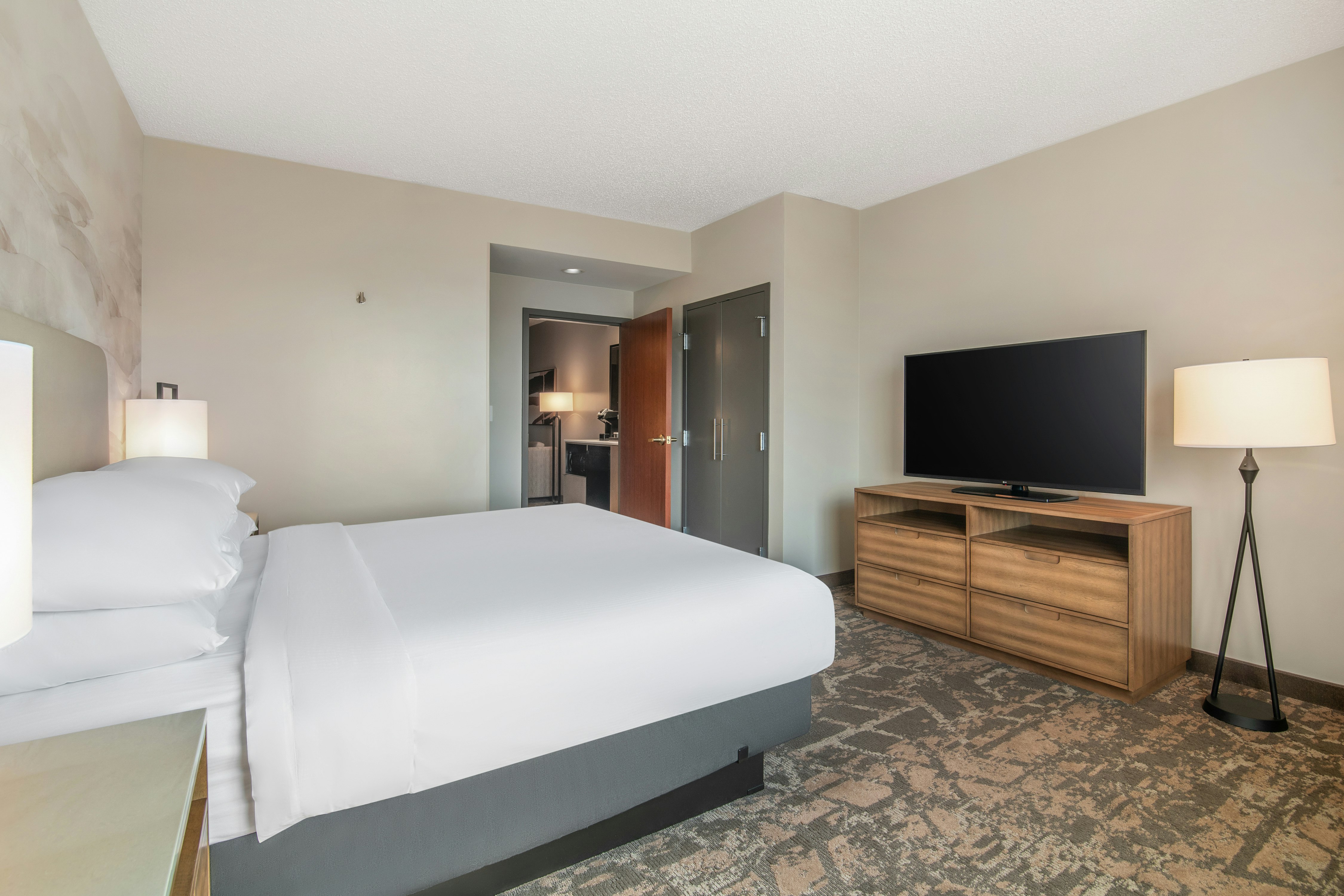 SUITE, KING BED, ACCESSIBLE