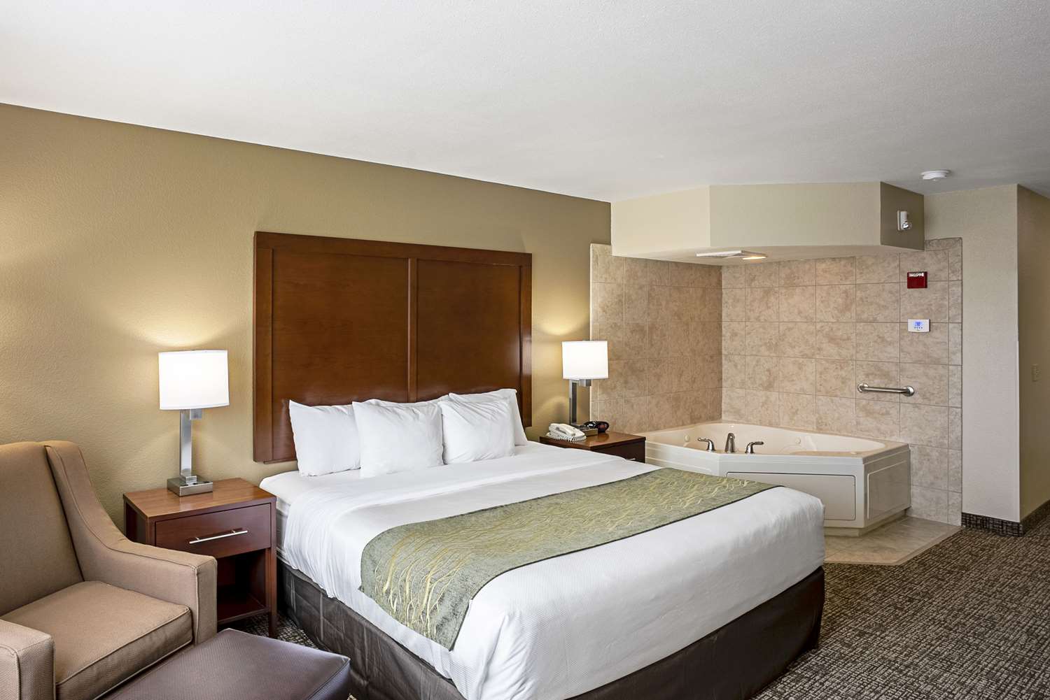 Suite, King Bed, Accessible
