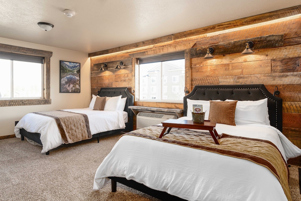 The Glacier, 2 Queen Beds