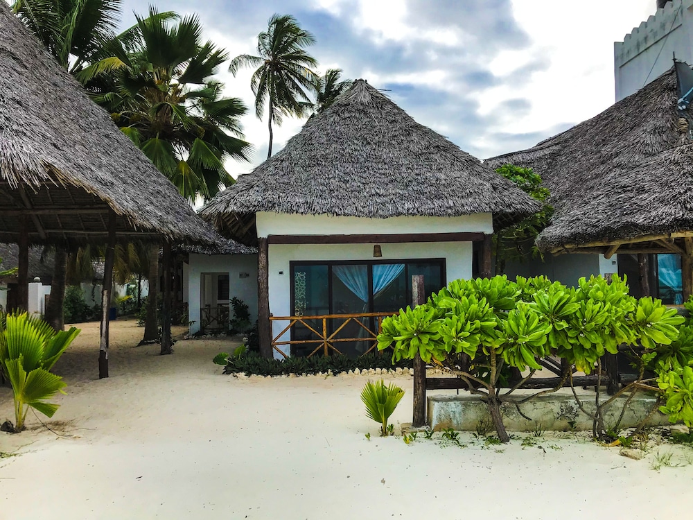 Jambiani White Sands Beach Bungalows 7/68