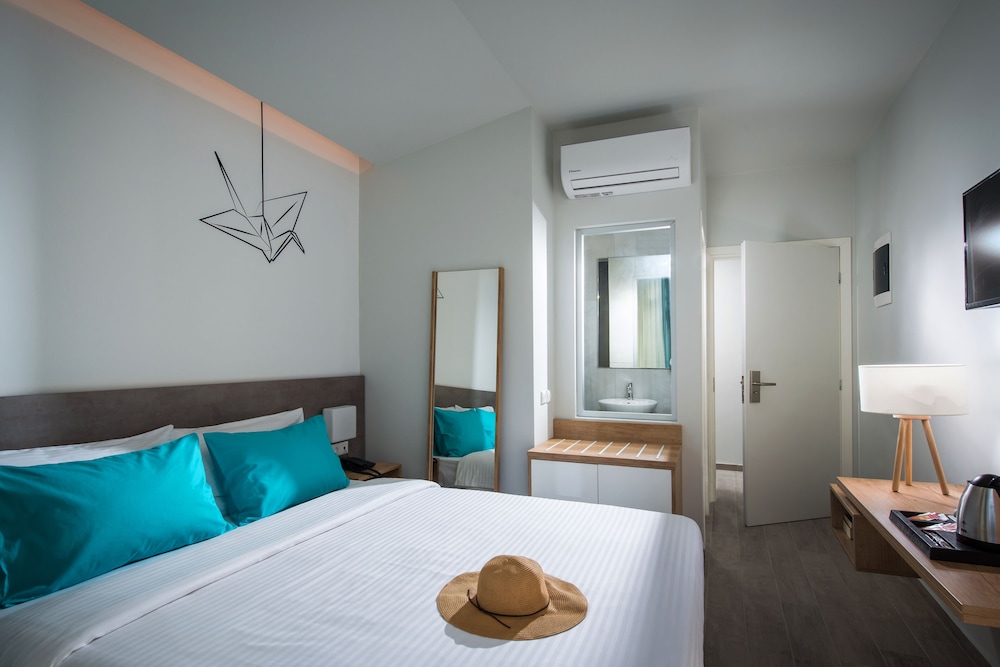 DOUBLE ROOM