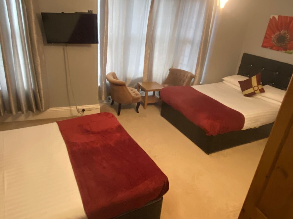 Diamonds Lodge Ltd (Ex Crossways Guest House) 9/34