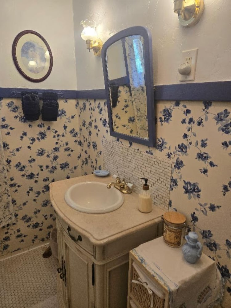 غرفة بسرير كوين، The Lancaster Manor Bed and Breakfast 7/9