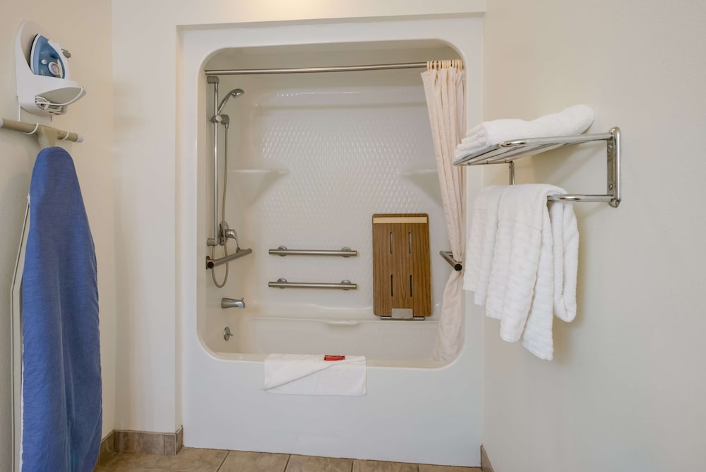 غرفة قياسية بسرير كينج لذوي الإعاقة، SureStay Hotel By Best Western Leesville 7/7