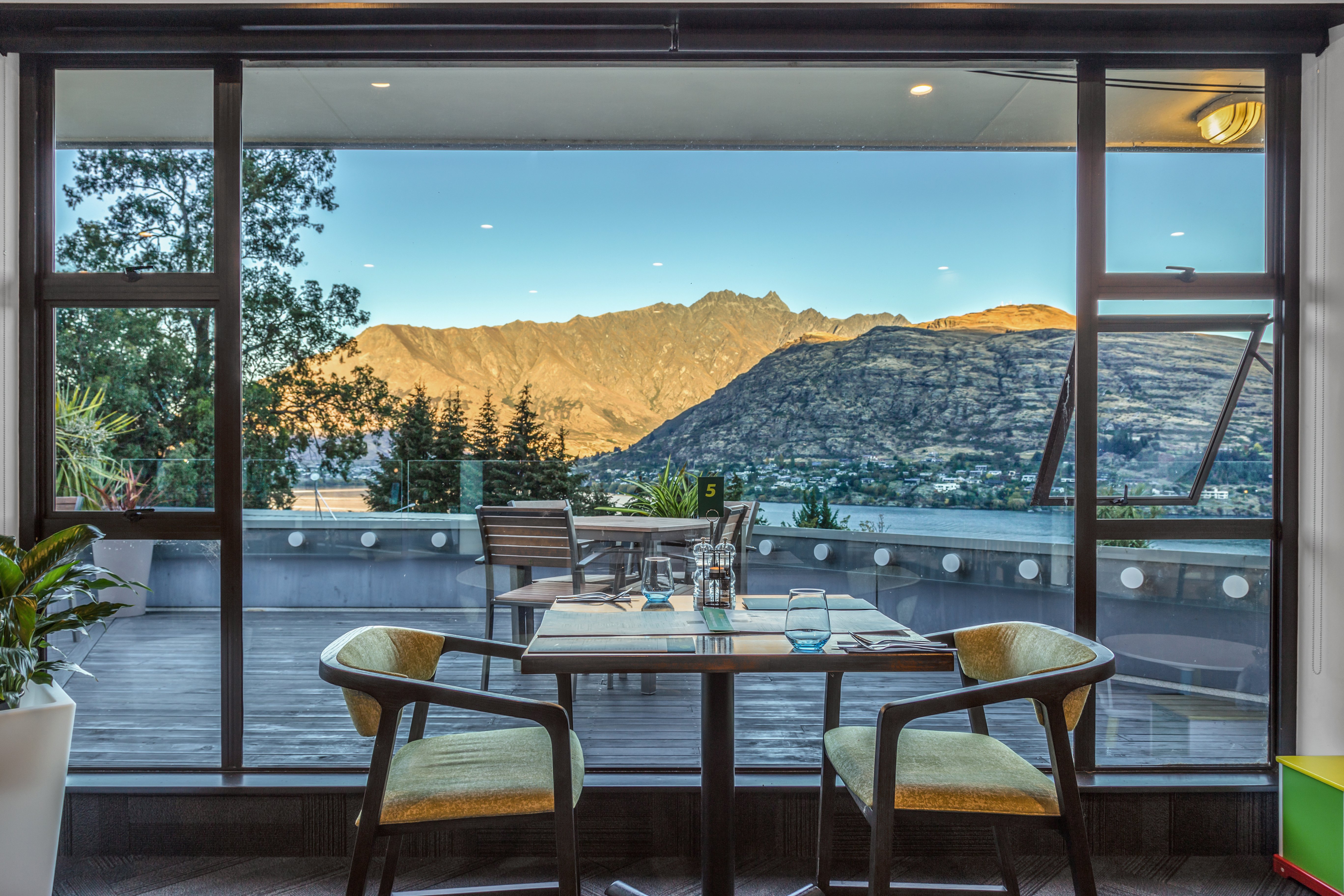 HOLIDAY INN QUEENSTOWN FRANKTON ROAD 44/76