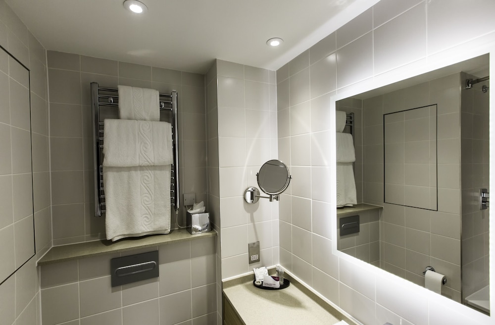 Crowne Plaza Ealing 40/76