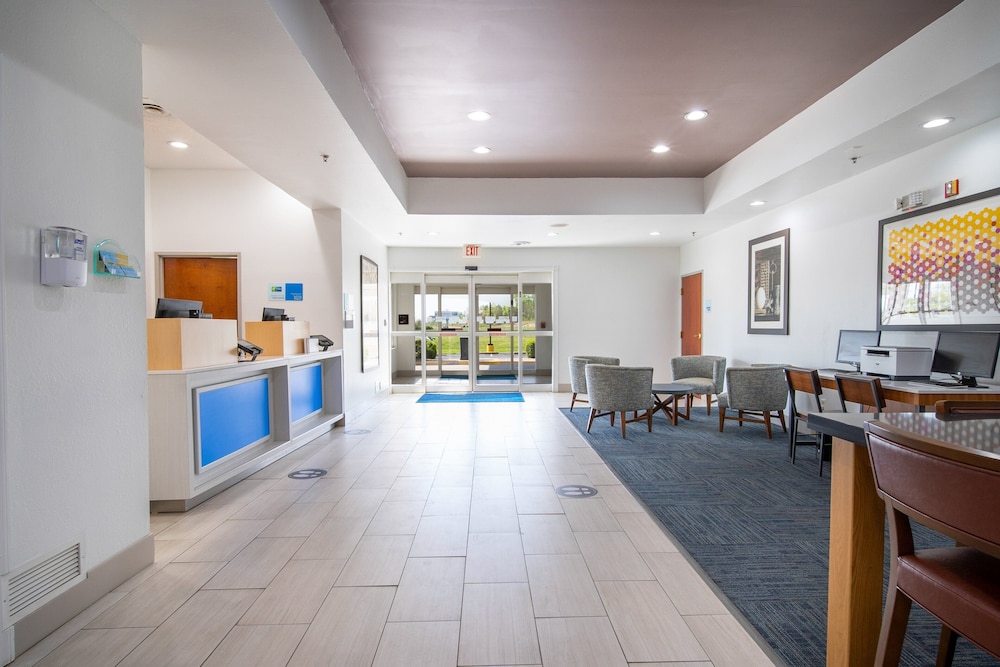 Holiday Inn Express Hotel Suites Bedford 8/53