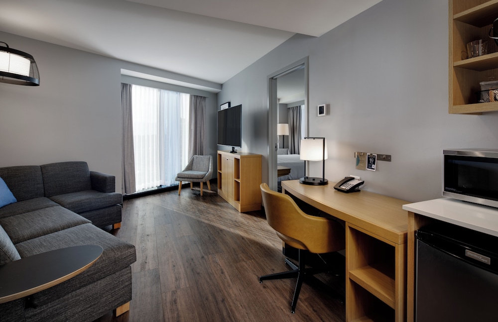 Hyatt Place Boston Seaport District 36/47
