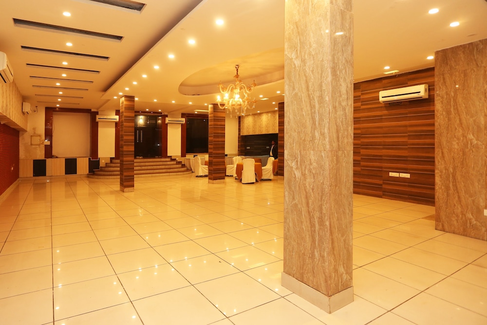 Oyo 11451 Hotel Auston 12/16