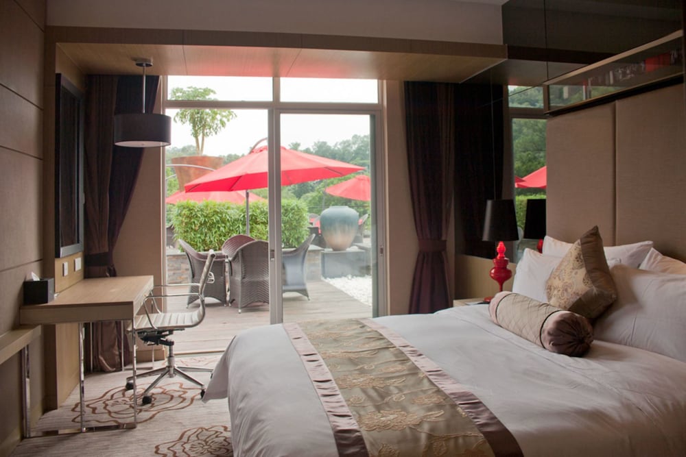 Easeland Hotel 8/42