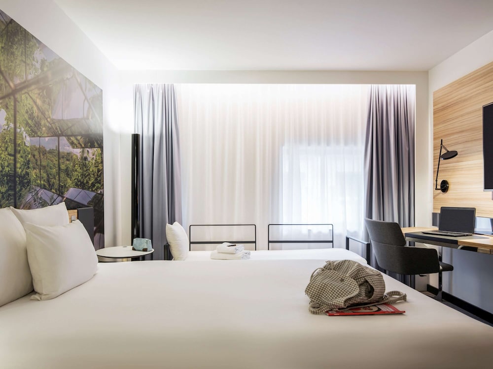 EXECUTIVE, DOUBLE BED, SOFA