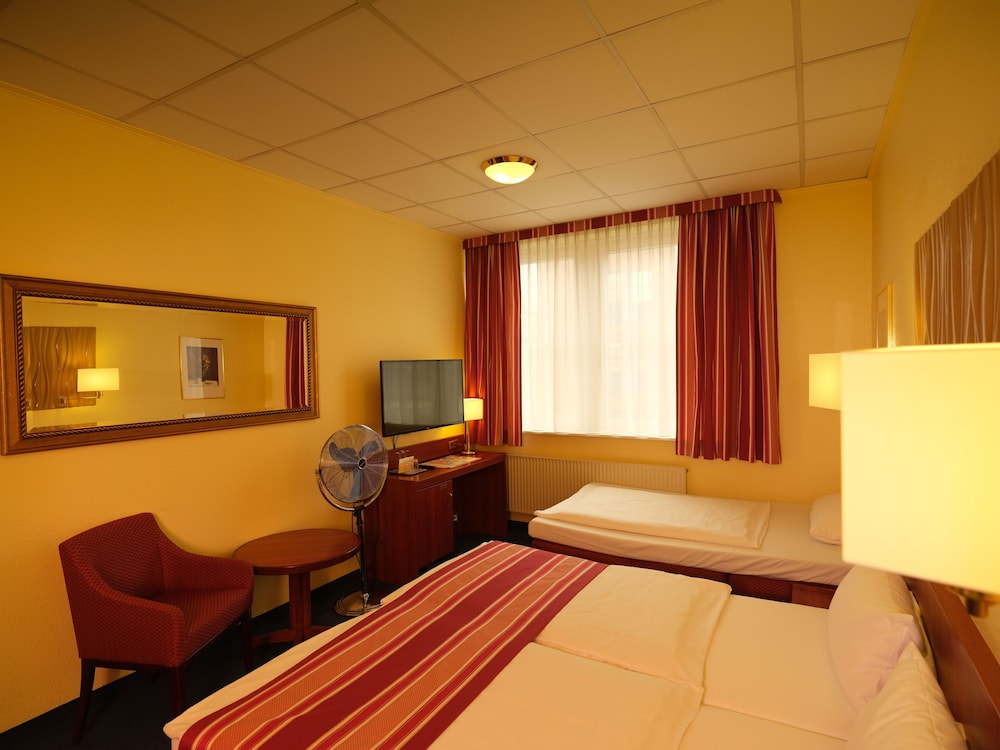 ROOM, TRIPLE