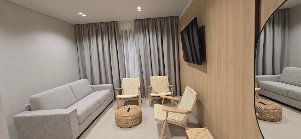 Lion Gate Hotel 27/50