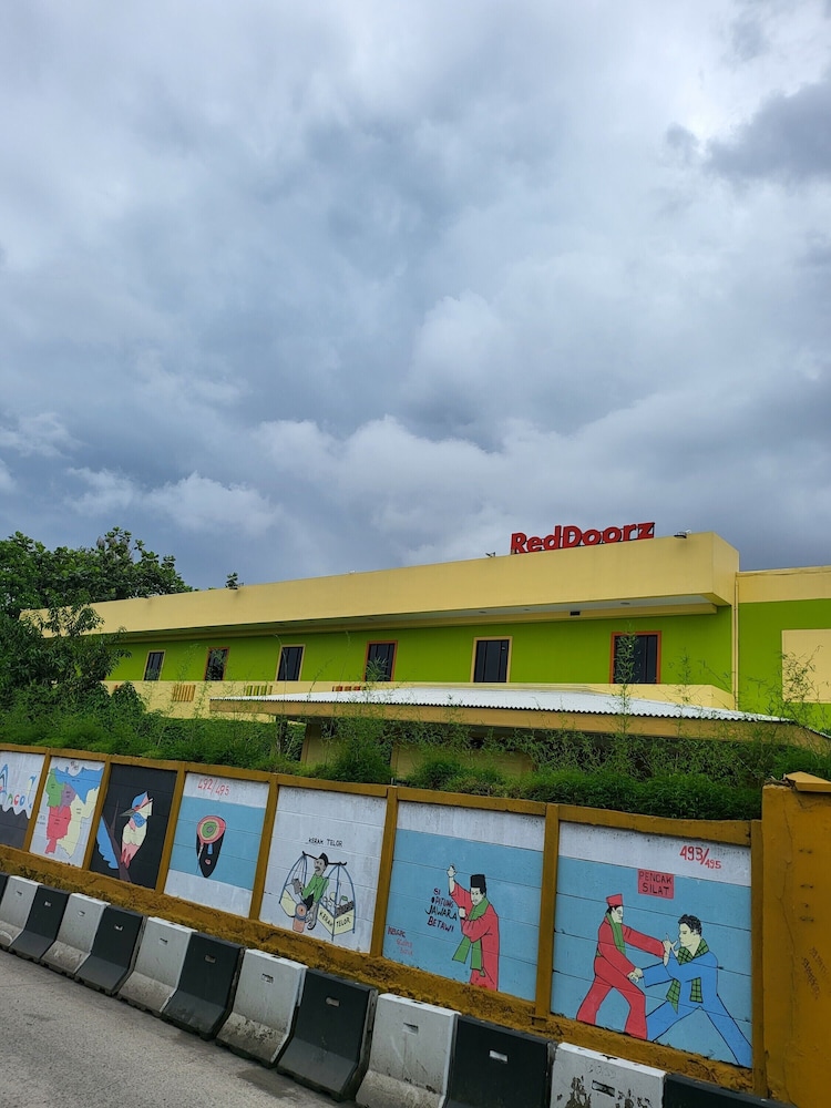 RedDoorz Plus near Dunia Fantasi Ancol 1/19