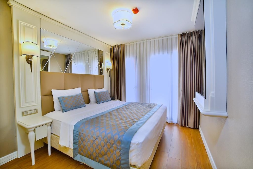 DELUXE, DOUBLE OR TWIN BED