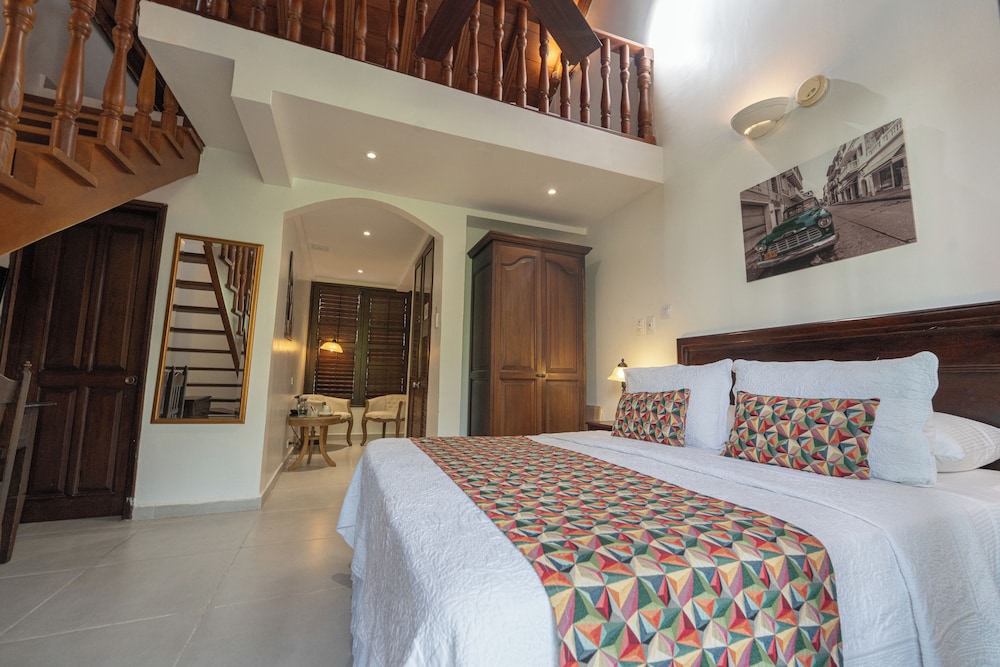 ROOM, TRIPLE, BALCONY