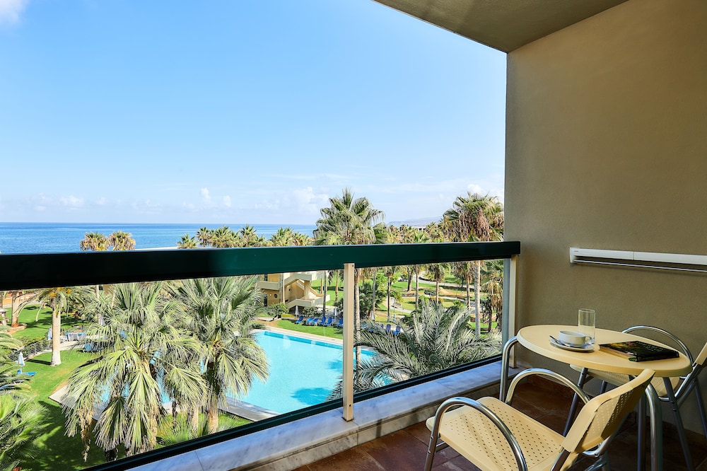 Sirens Beach Hotel 42/77