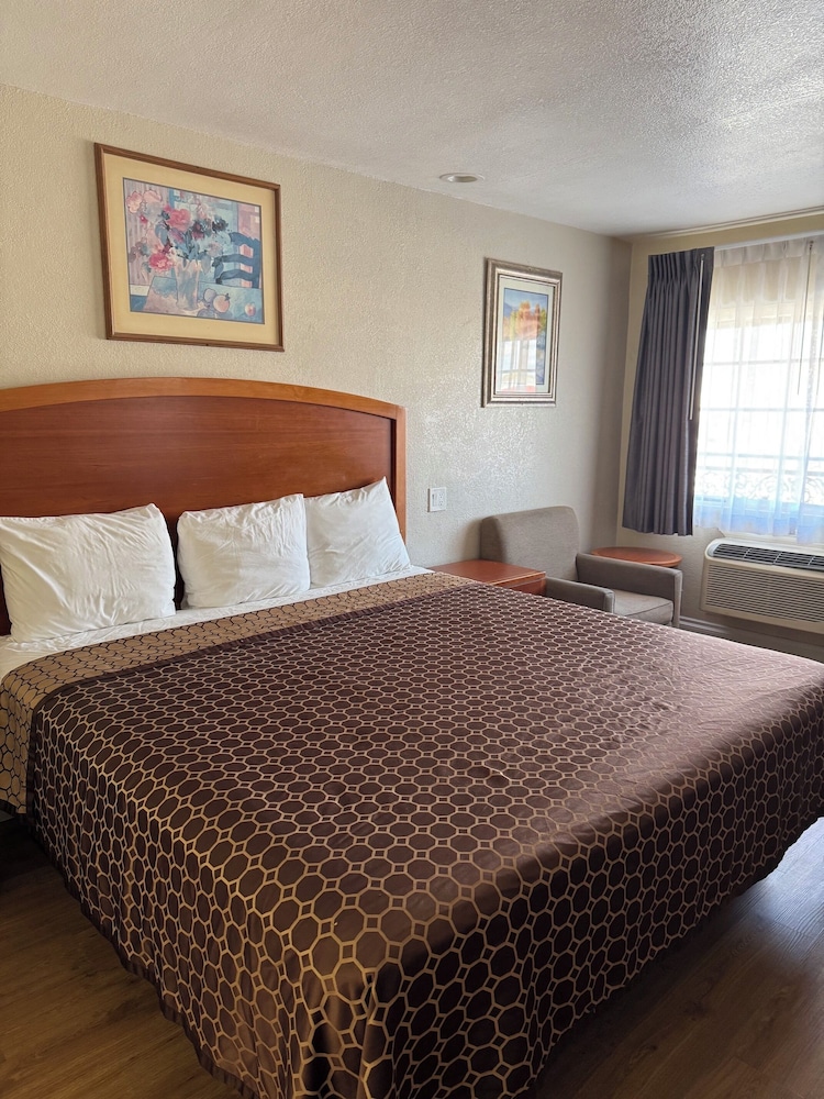 Castaway Motel 12/48