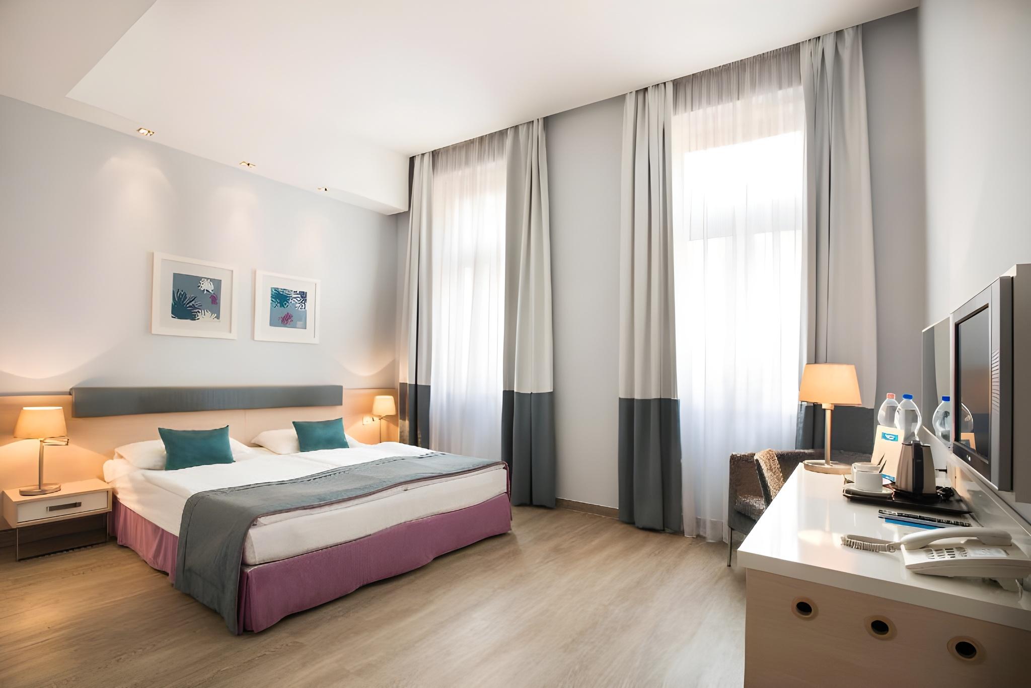 Plus, Standard, Double and Twin Beds, Street View