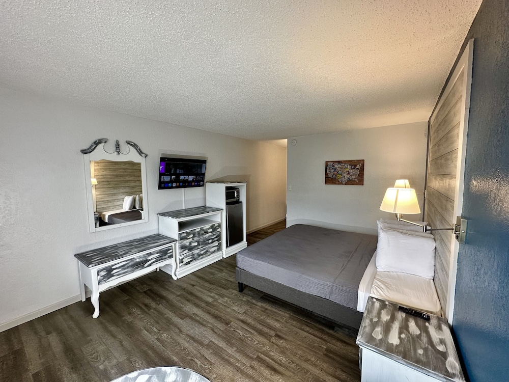 Ozark Inn & Suites 13/27